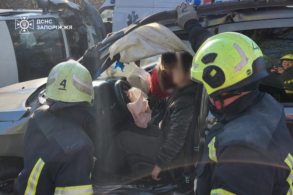 У Запоріжжі рятувальники деблокували жінку, яку затисло у машині внаслідок ДТП