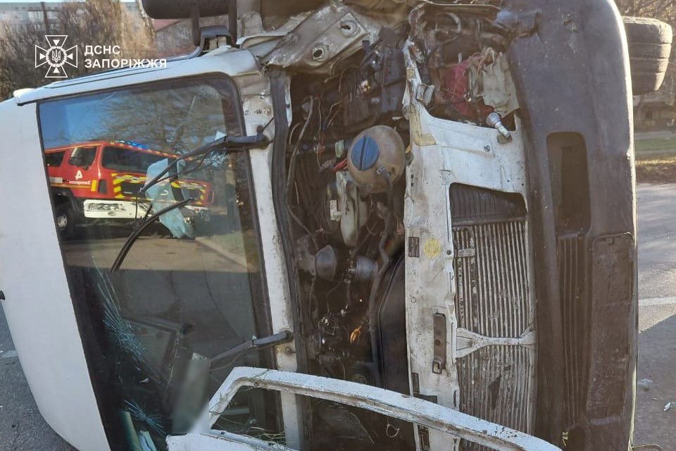 У Запоріжжі рятувальники деблокували жінку, яку затисло у машині внаслідок ДТП