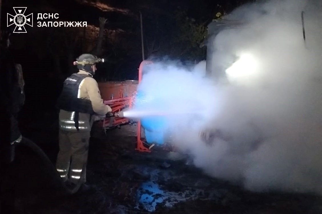 У Запорізькому районі через ворожі атаки зайнялися чотириповерхівка, склад і трактор