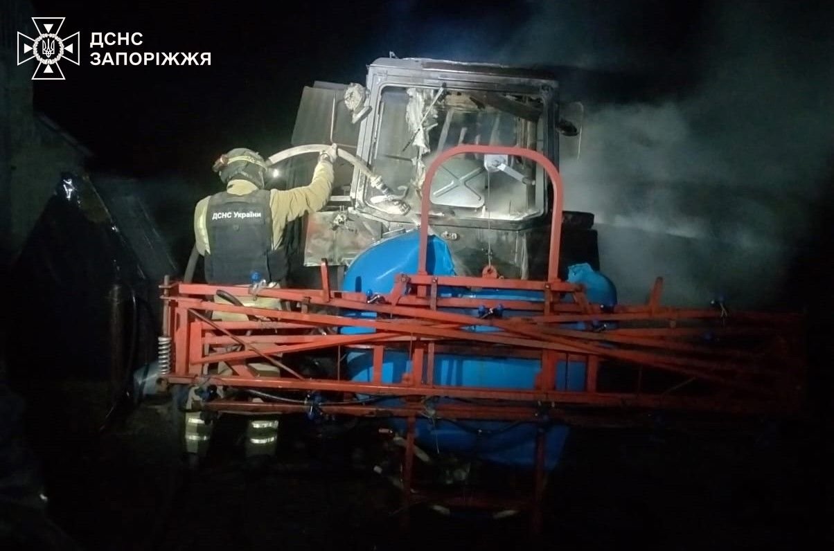 У Запорізькому районі через ворожі атаки зайнялися чотириповерхівка, склад і трактор