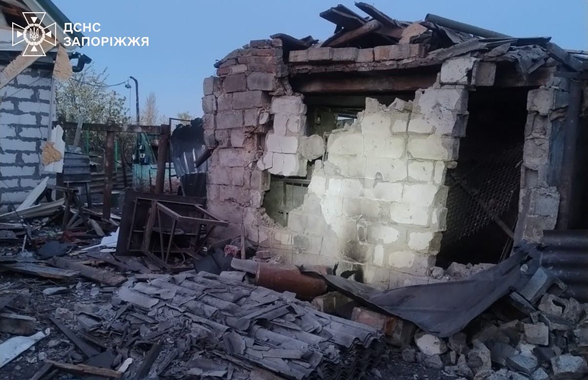 У Запорізькому районі через ворожі атаки зайнялися чотириповерхівка, склад і трактор