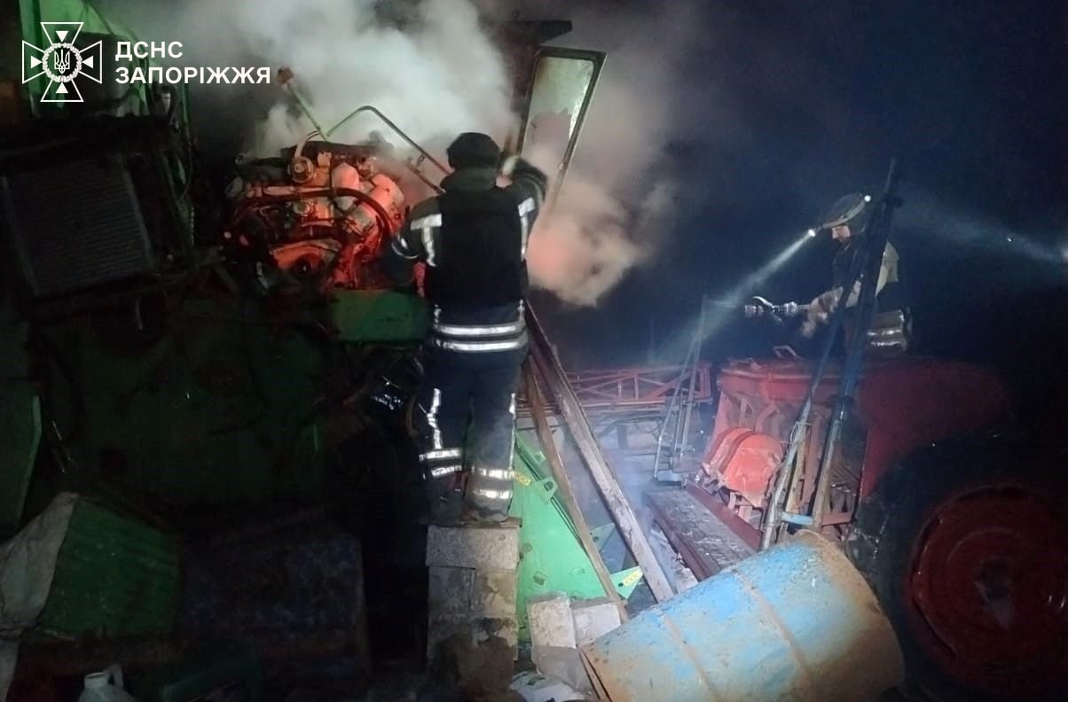 У Запорізькому районі через ворожі атаки зайнялися чотириповерхівка, склад і трактор