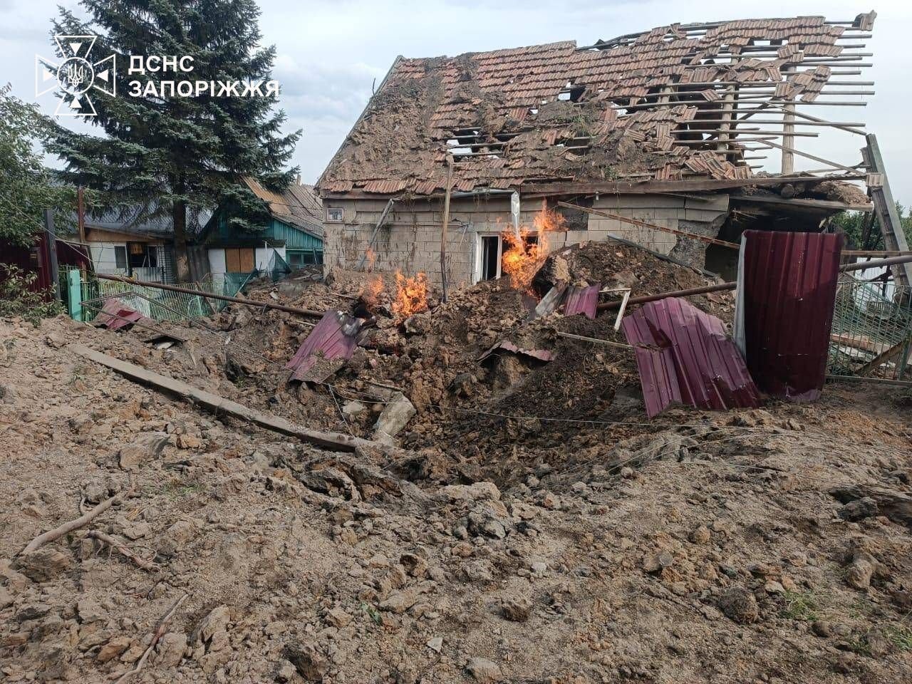 У Запорізькій області внаслідок ударів ворога горіли два склади, будинки і автівки