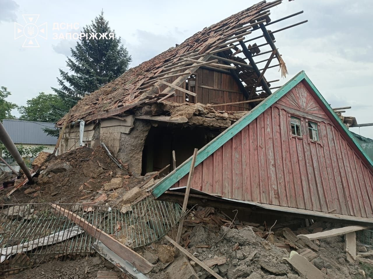 У Запорізькій області внаслідок ударів ворога горіли два склади, будинки і автівки