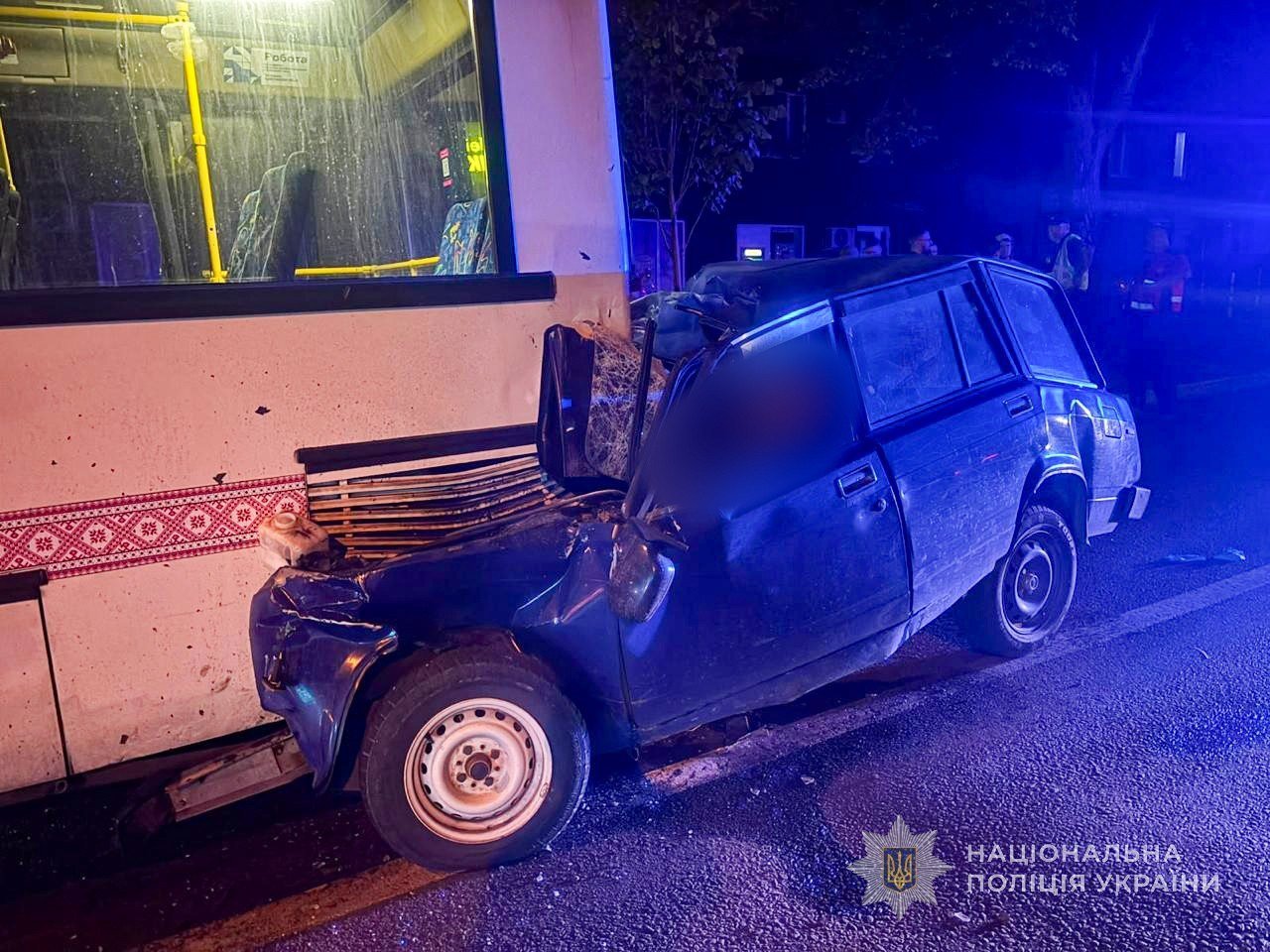 У Запоріжжі сталася смертельна ДТП: легкове авто врізалося у тролейбус