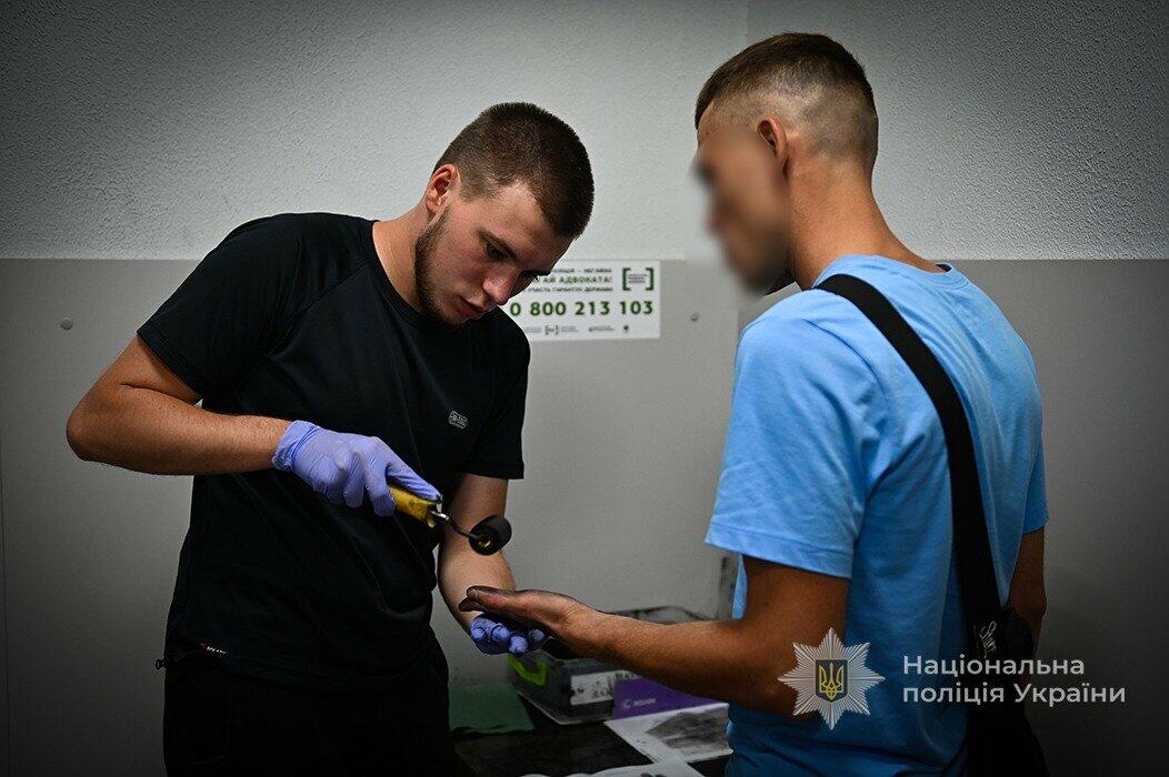 У Запоріжжі затримали чоловіка, який грабував пенсіонерів біля банкоматів