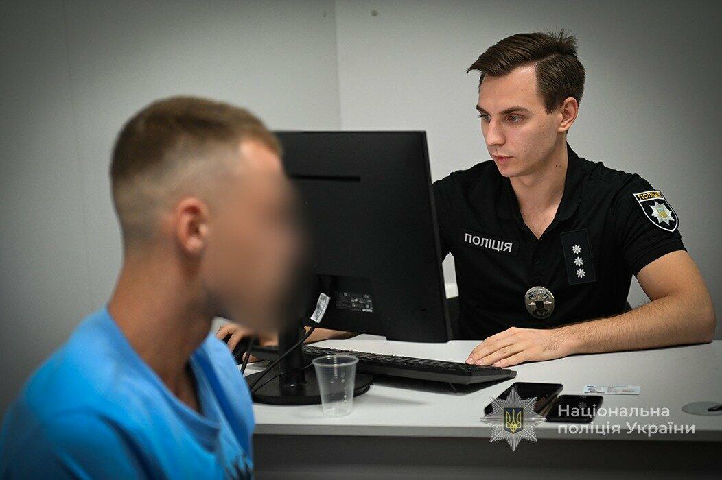 У Запоріжжі затримали чоловіка, який грабував пенсіонерів біля банкоматів