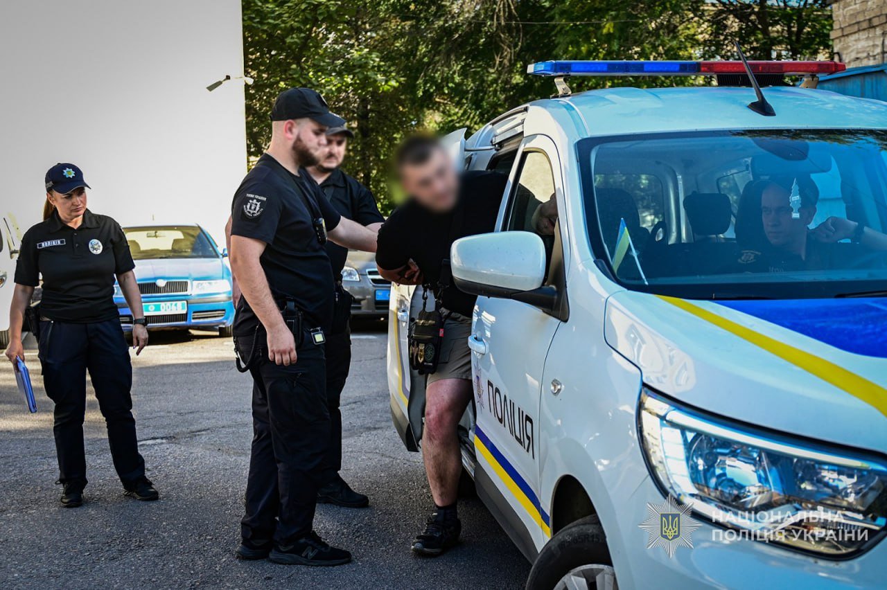 У Запоріжжі затримали чоловіка, який погрожував дружині гранатою
