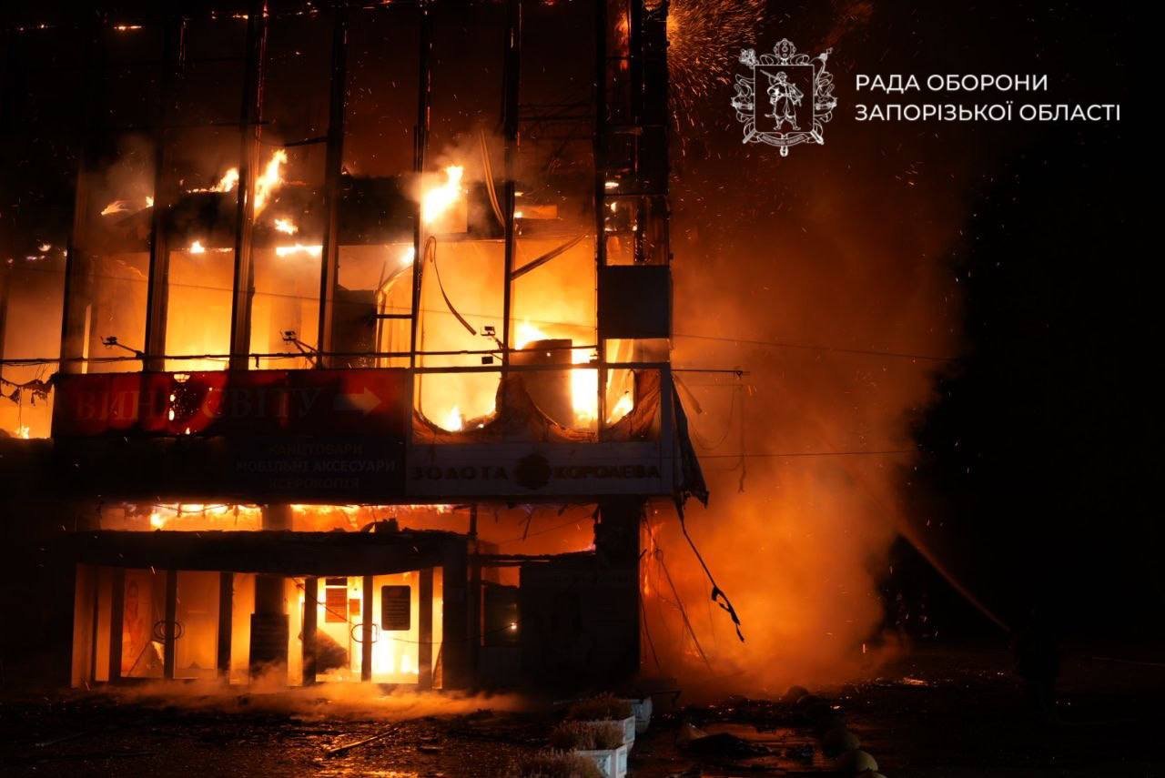 Ворог вдарив по багатоповерхівках і торговельному центру у Запоріжжі