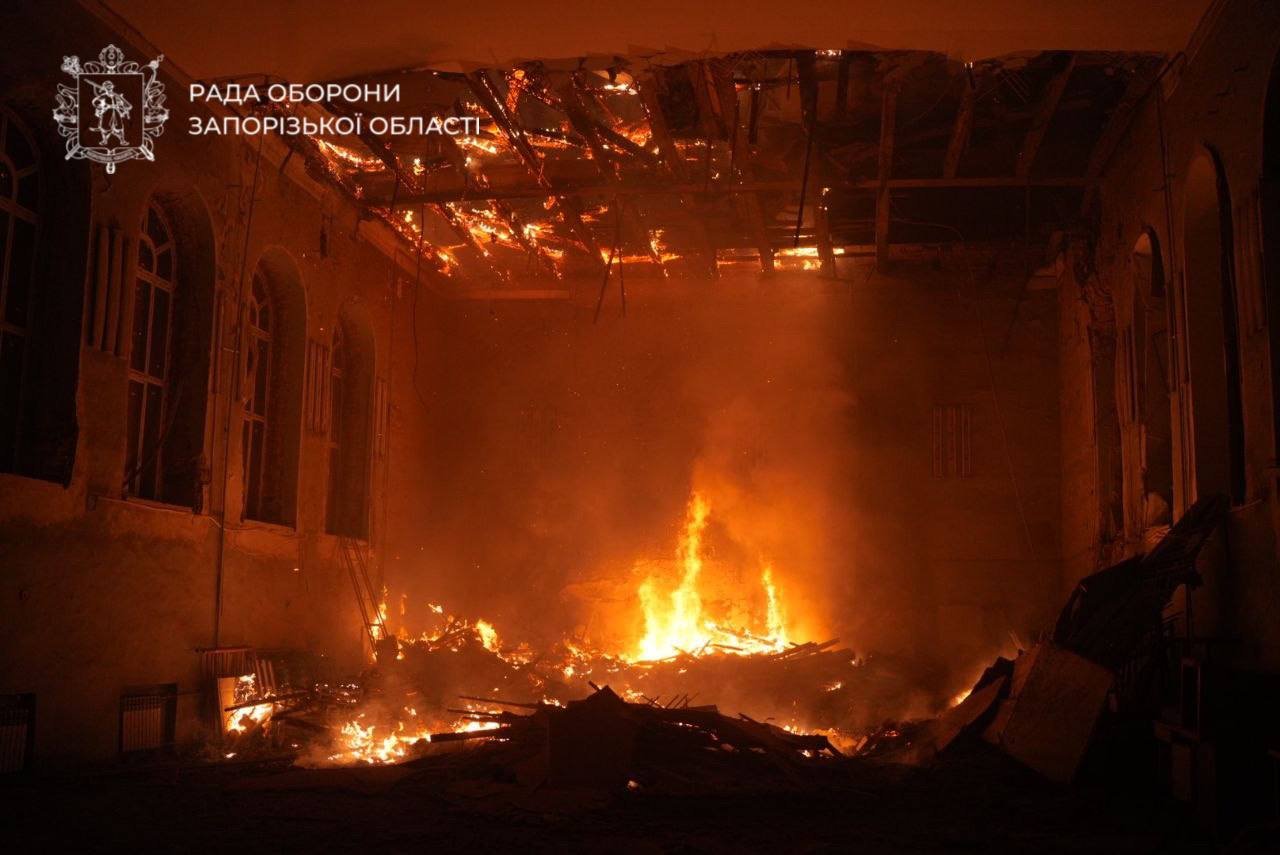Ворог вдарив по багатоповерхівках і торговельному центру у Запоріжжі