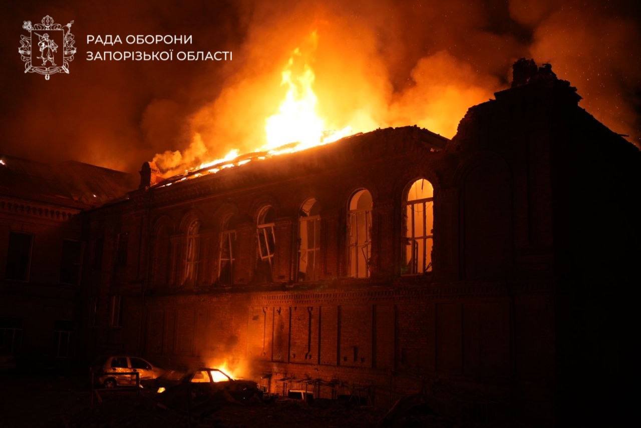 Ворог вдарив по багатоповерхівках і торговельному центру у Запоріжжі