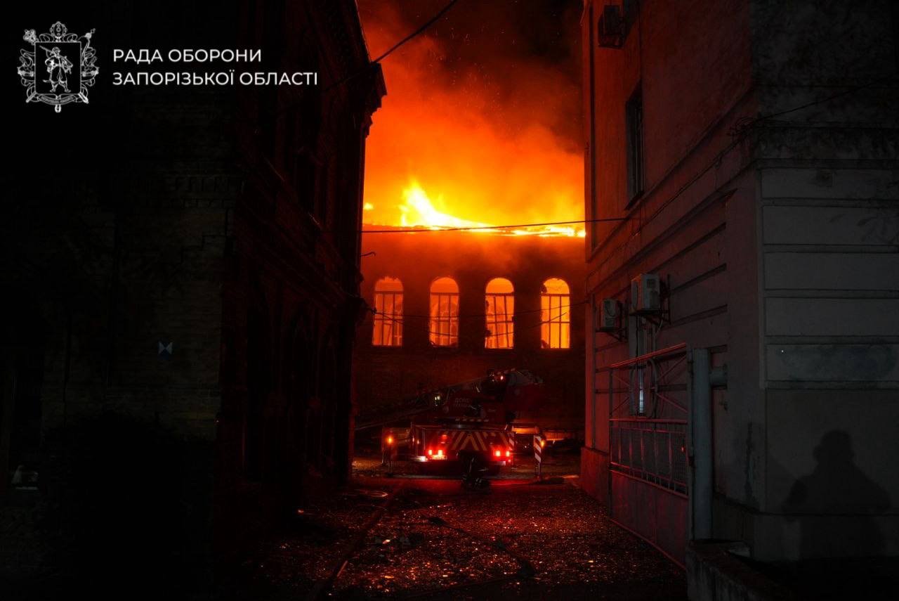Ворог вдарив по багатоповерхівках і торговельному центру у Запоріжжі