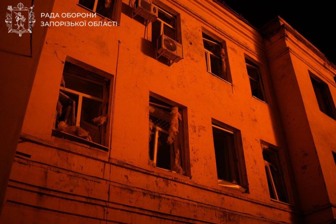 Ворог вдарив по багатоповерхівках і торговельному центру у Запоріжжі