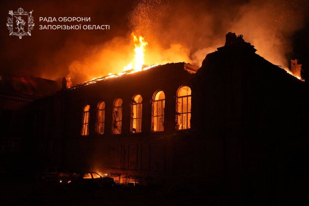 Ворог вдарив по багатоповерхівках і торговельному центру у Запоріжжі