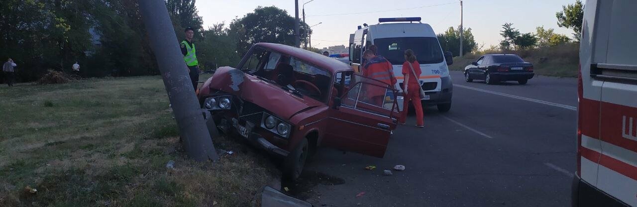 В Запорожье ВАЗ влетел в электроопору - среди пострадавших 6-летний ребенок