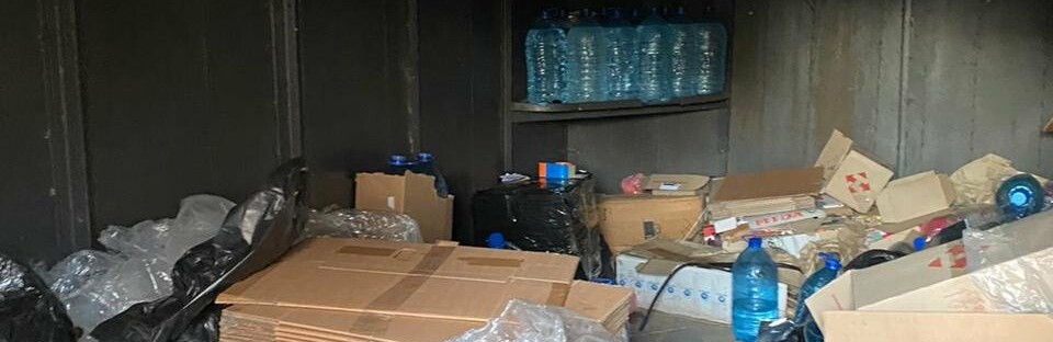 В Запорожье в гараже обнаружили цех по нелегальному производству алкоголя: продукцию реализовывали через интернет-магазины