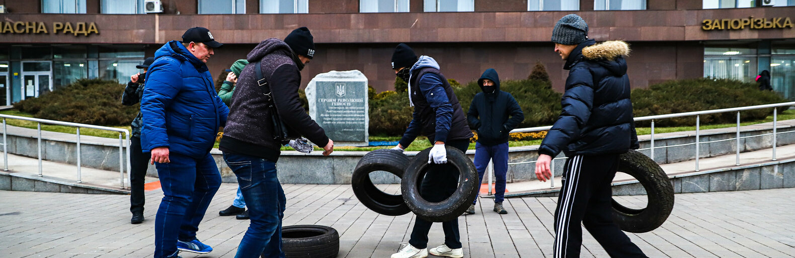 Митинг под зданием облсовета в фотографиях Митинг под зданием облсовета в фотографиях