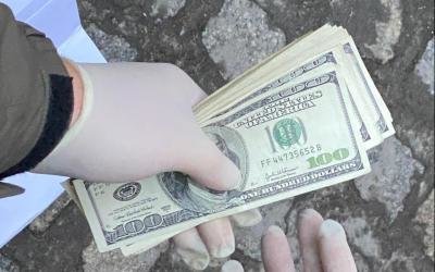 В Запорожье военный прокурор попался на взятке в 5000 долларов