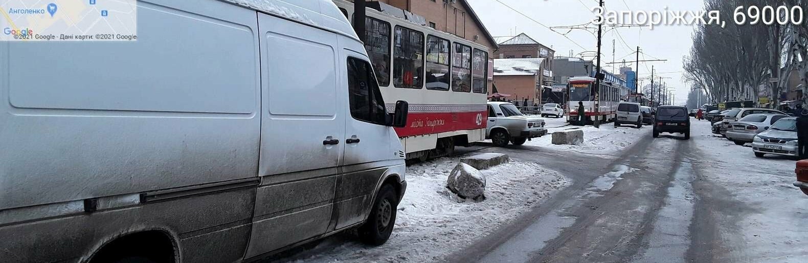 Возле Центрального рынка Запорожья припаркованный микроавтобус заблокировал движение трамваев, - ФОТО