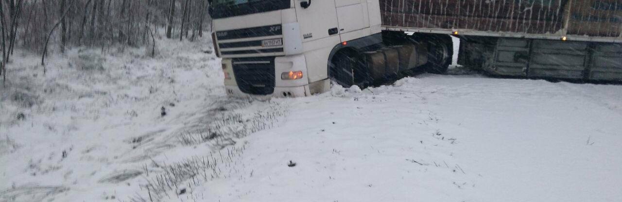В Запорожской области грузовик на скользкой дороге съехал в кювет: его доставили 5 спасателей