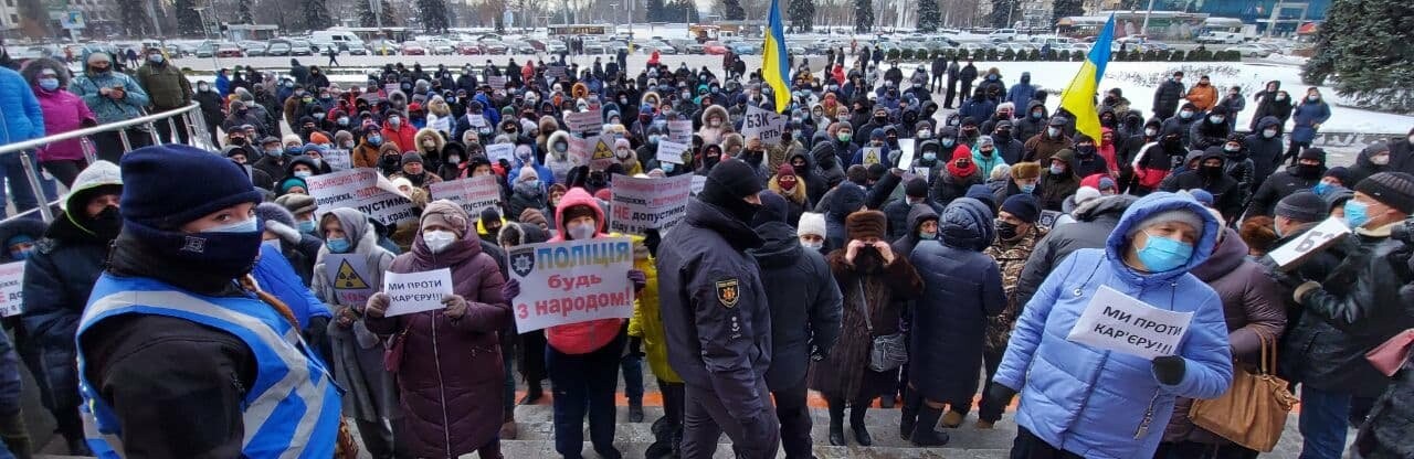 Несколько сотен жителей Вольнянского района пикетируют ОГА и требуют,  чтобы к ним вышел губернатор, - ФОТО 