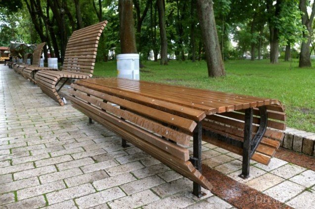 «Титан» без конкурса отдал одной фирме 195 тысяч гривен за установку новых лавочек в парках