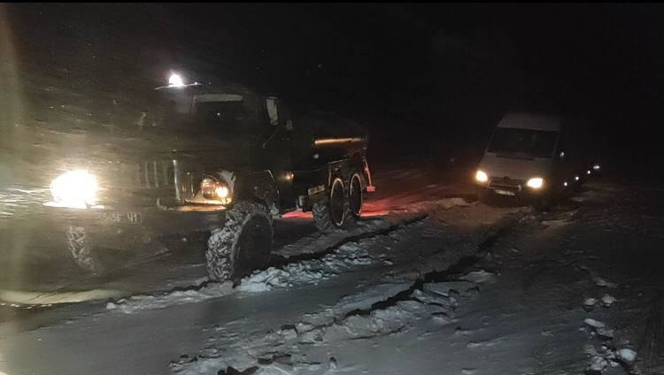 В Запорожской области из-за непогоды в кювет съехали авто с пассажирами: спасатели вытащили 3 взрослых и ребенка