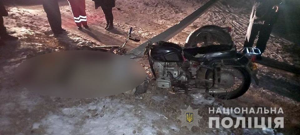 В Запорожской области мотоциклист врезался в электроопору и погиб