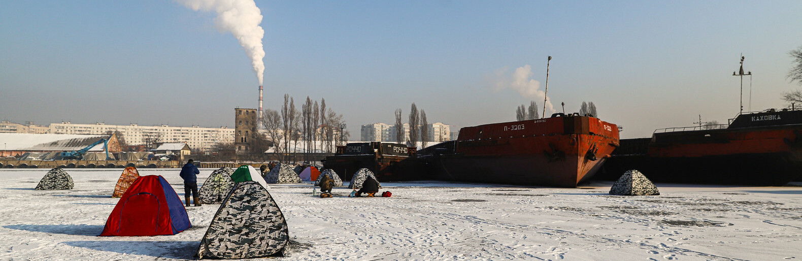 Баржи во льду, рыбаки с таранью и котики: фоторепортаж из зимней Кривой бухты