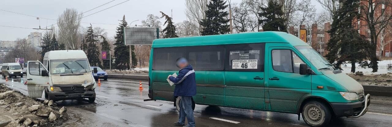 В Запорожье на площади Пушкина столкнулись две маршрутки с пассажирами, - ФОТО