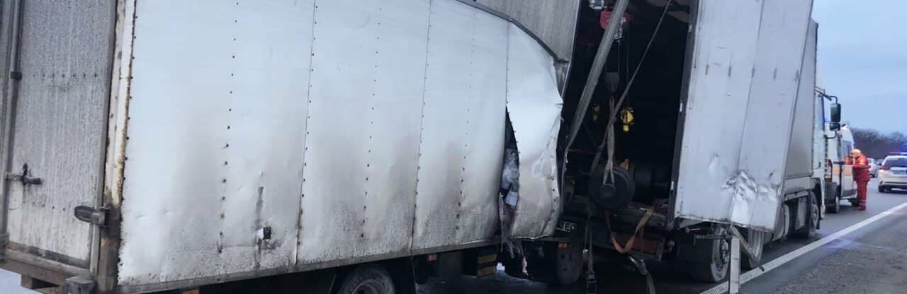 В полиции рассказали подробности столкновения фур на запорожской трассе: один из водителей лишился ноги