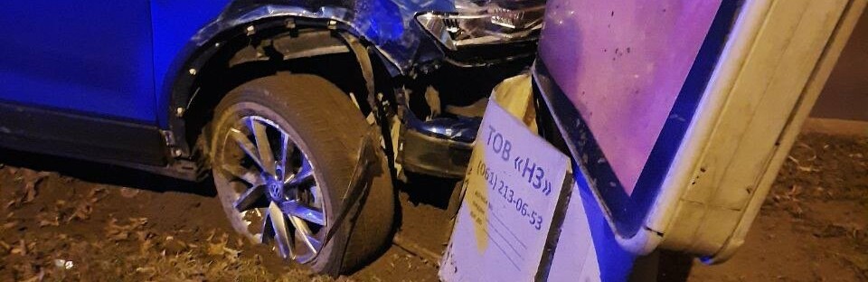 В центре Запорожья пьяная водительница Volkswagen протаранила припаркованные авто и снесла ситилайты 