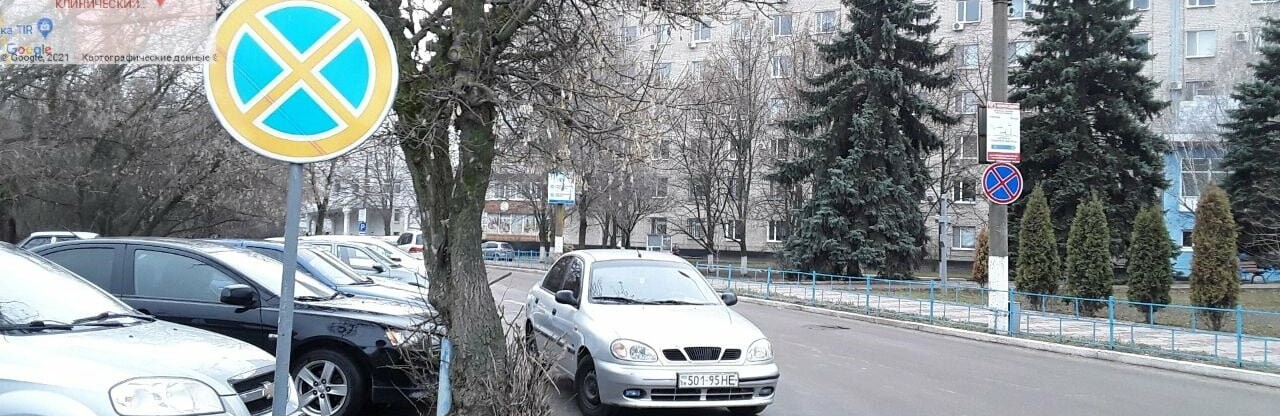 Припаркованные возле Запорожской облбольницы авто заблокировали проезд 