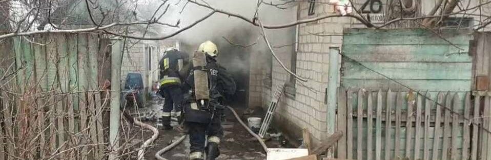 В Запорожье на пожаре в заброшенном доме погиб мужчина, еще один - госпитализирован