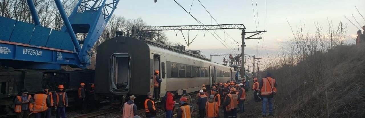 Участок железнодорожного пути, закрытого в результате аварии поезда Киев - Запорожья, частично открывают для движения, - УЗ
