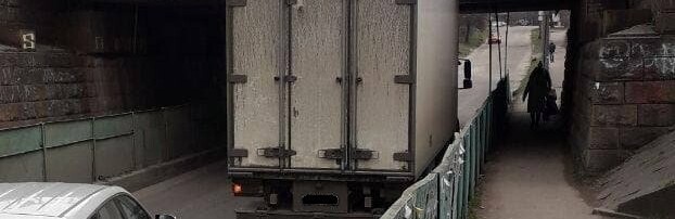 В Запорожье грузовик попал в ДТП, пытаясь проехать под железнодорожным мостом, - ФОТОФАКТ