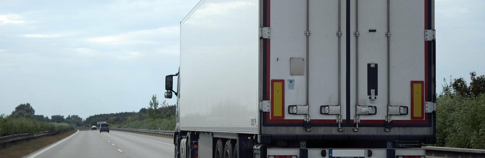 В Запорожской области частично ограничили движение для грузовиков по трассе на Мариуполь