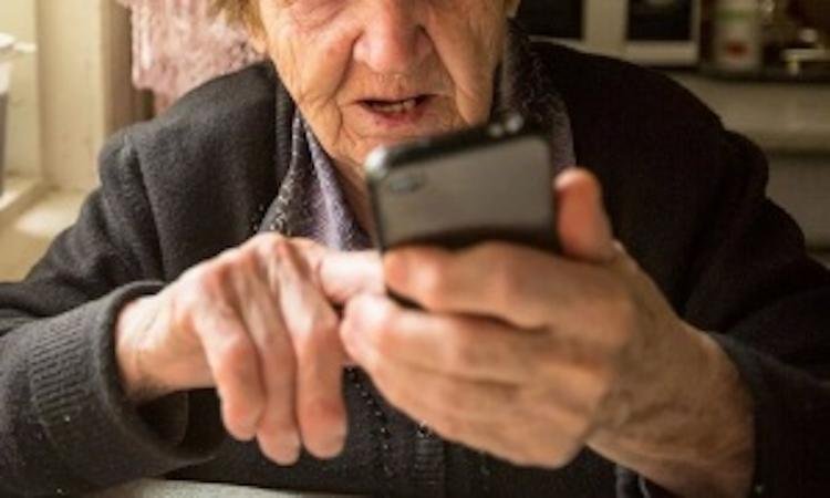 В Запорожской области пенсионерка отдала мошенникам 50 тысяч гривен: она думала, что помогает дочери