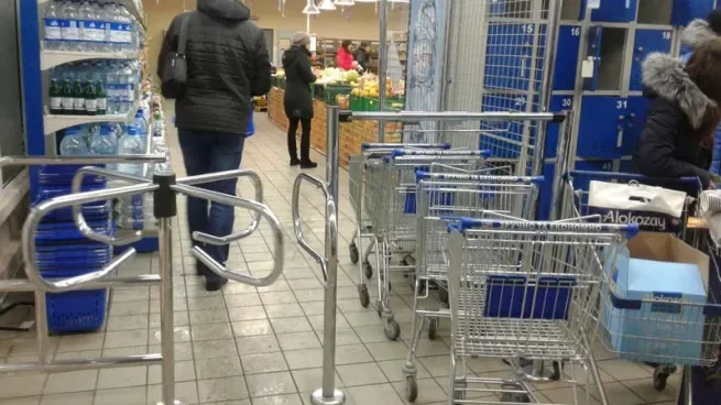 В Запорожье двое парней украли  продуктовую тележку из супермаркета
