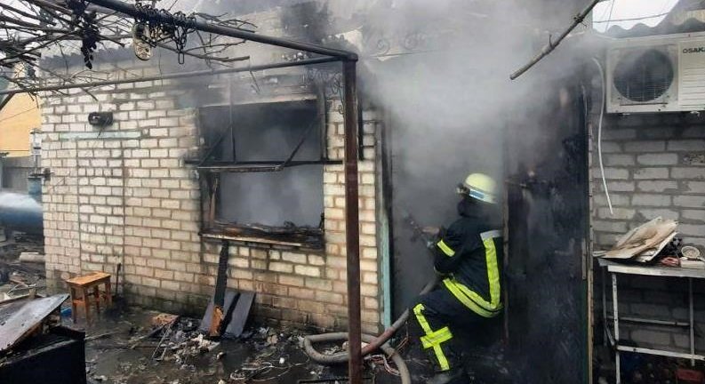Под Запорожьем 7 спасателей тушили пожар в частном домовладении