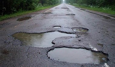 В Запорожской области двое водителей «влетели» в яму на дороге: под суд отправили дорожника