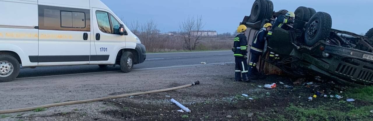 В Запорожской области перевернулся мусоровоз: водителя зажало в салоне автомобиля, - ФОТО