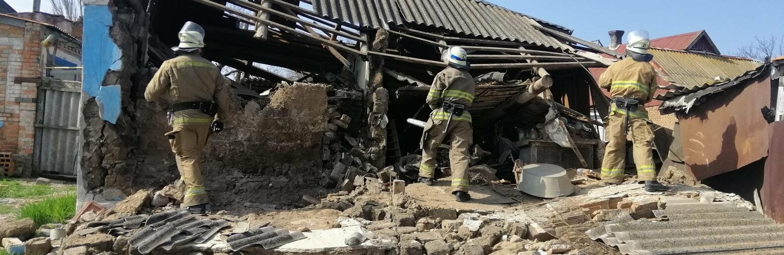 В Пологах в частном доме произошел хлопок газа - владелец в больнице, здание разрушено 