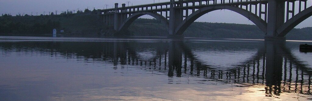 В Запорожье мужчина травмировал позвоночник, упав в воду возле моста Преображенского