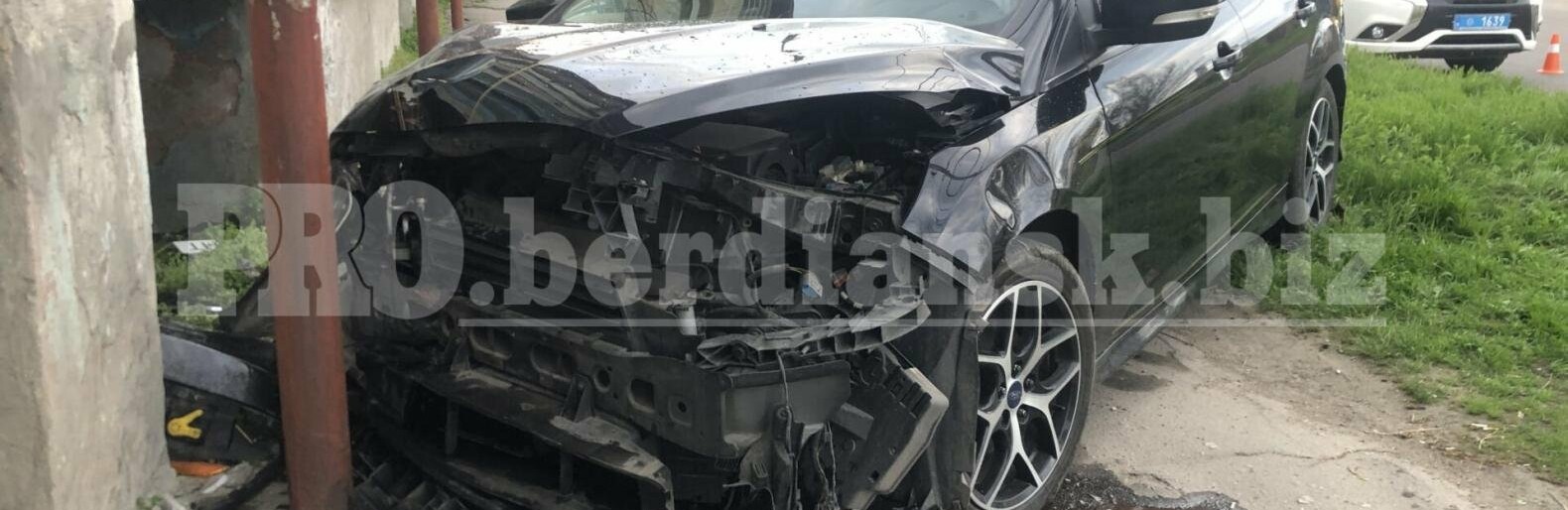 В Запорожской области автомобиль на полном ходу врезался в многоэтажку: водителю стало плохо за рулем