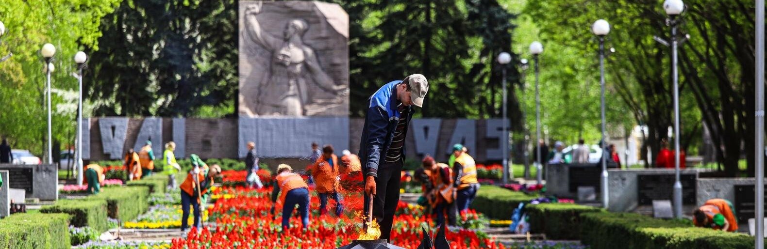 Пробное зажигание вечного огня и тысячи цветов: как в Запорожье создавали праздничную композицию на Аллее Славы, - ФОТОРЕПОРТАЖ