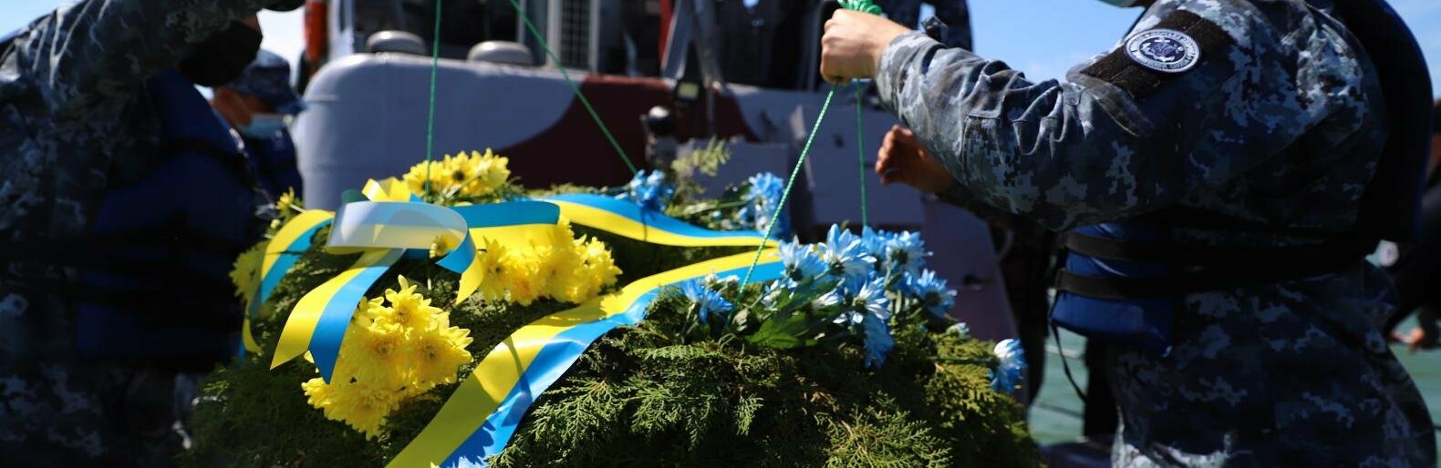 В Бердянском заливе на месте гибели морского десанта военные спустили на воду венок, - ФОТО