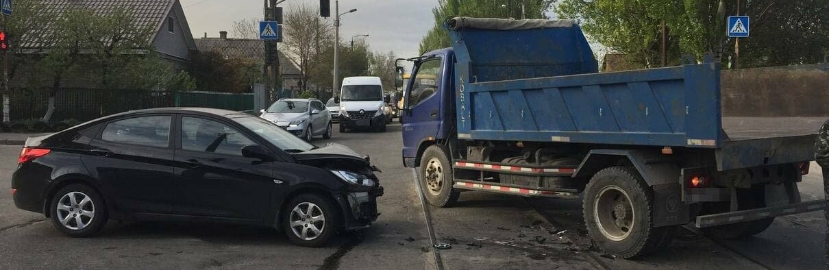 В Шевченковском районе пьяный водитель легковушки врезался в грузовик, - ФОТО