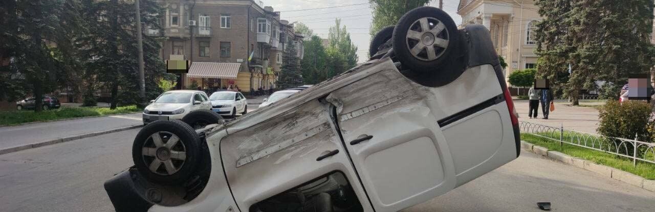 В центре Запорожья в результате ДТП перевернулся легковой автомобиль, - ФОТО