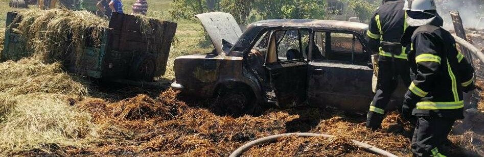 В Запорожской области в поле загорелся легковой автомобиль 